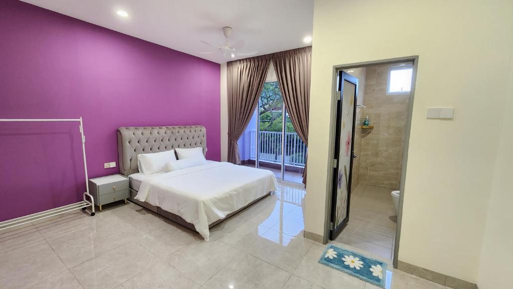 乔治市La Belle Maison 12 @ Gurney Kelawai/Pulau Tikus/Georgetown的一间卧室配有一张床和紫色的墙壁