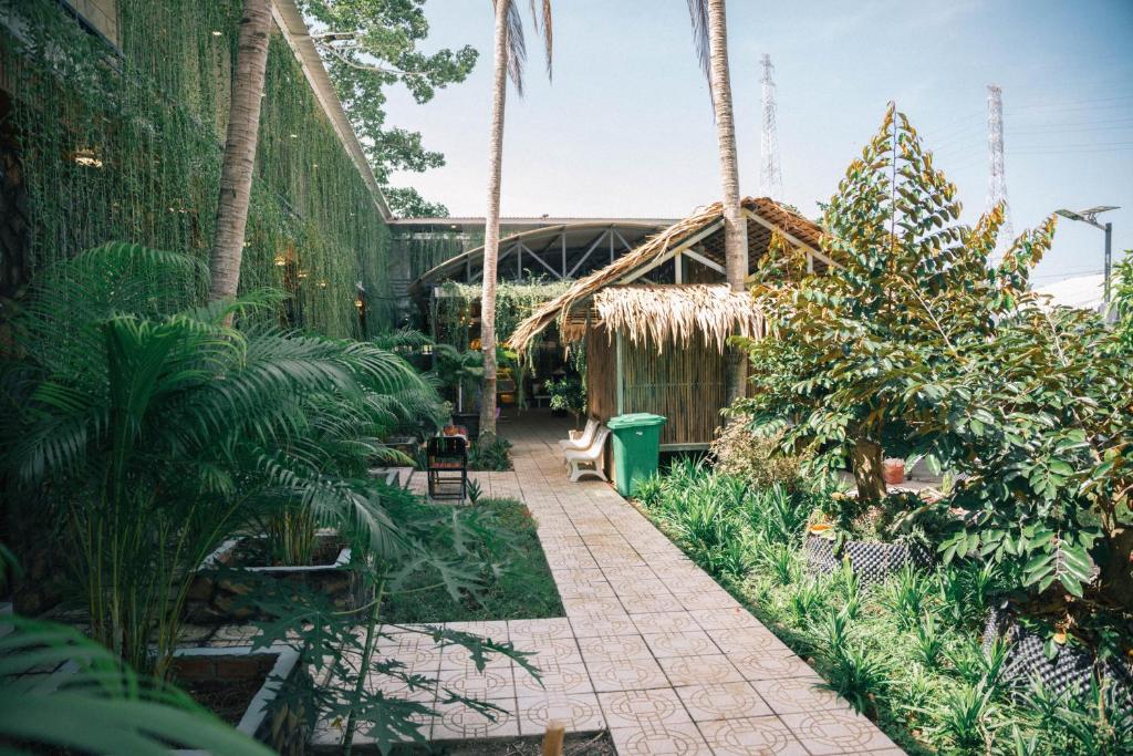 槟知Homestay Bến Tre的一座种植了树木和植物的花园
