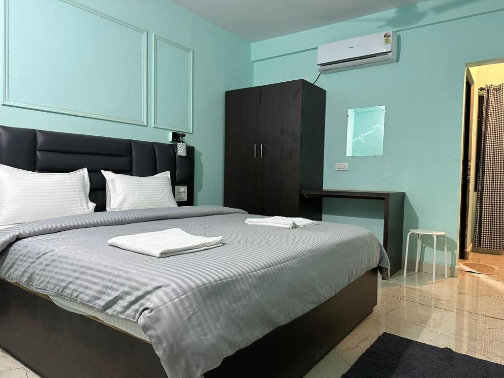 阿姆波尔North & East Arambol I Goa的一间卧室配有一张床,上面有两条毛巾