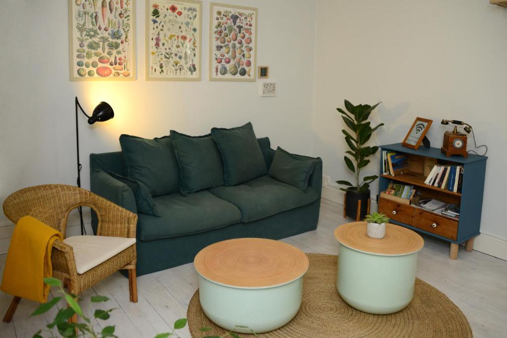 欧特维尔－隆普内斯Le pied-à-terre du botaniste的客厅配有绿色沙发和桌子