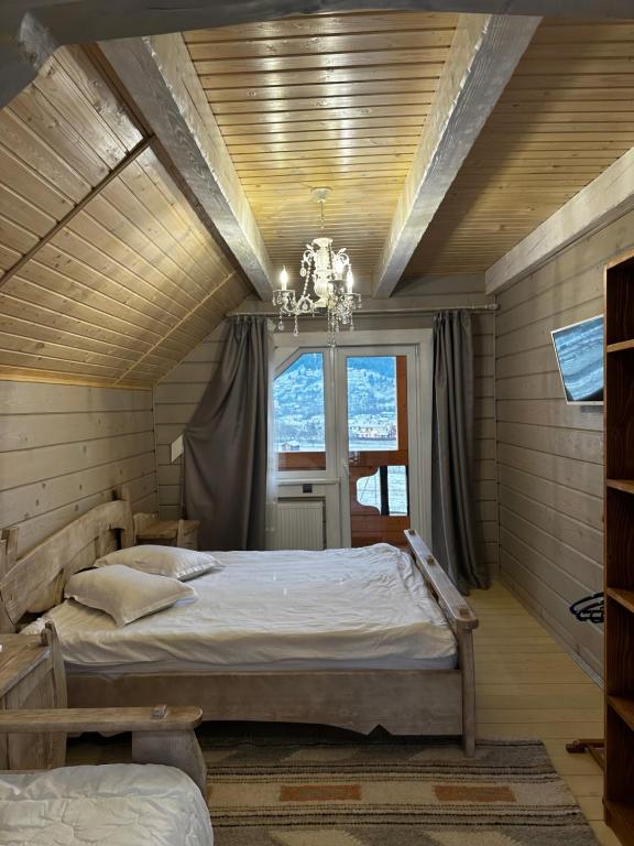 韦尔霍维纳Green hills的一间卧室配有一张大床和一个吊灯。