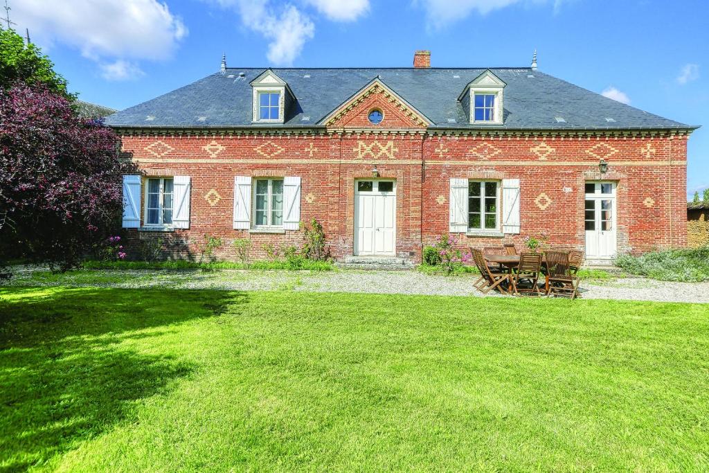 La Goupillère - Ancienne école totalement rénovée的一座带草地庭院的大型红砖房子