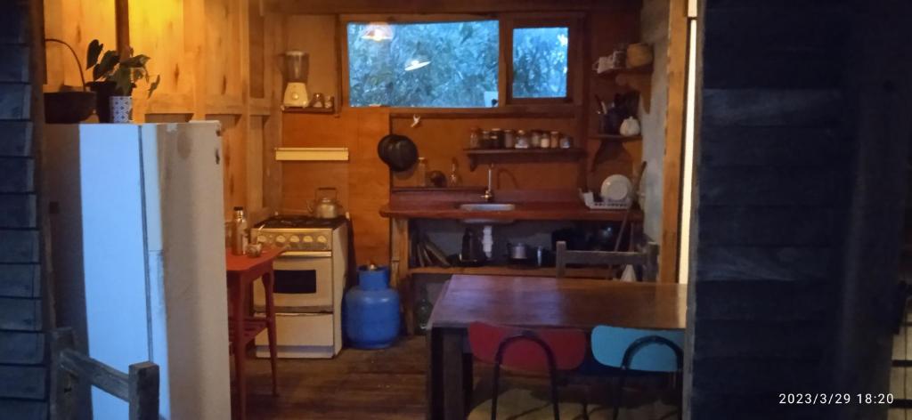 巴拉德瓦利扎斯Magavilla的一间带桌子和冰箱的小厨房