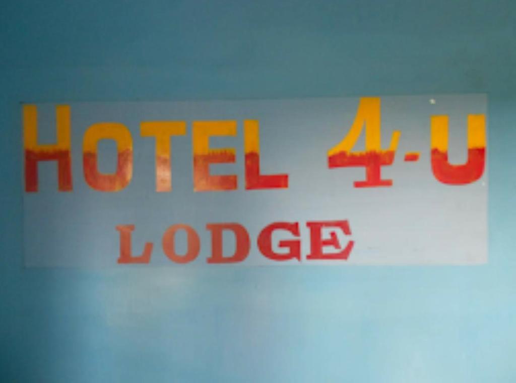 Hotel 4-U Assam的把手上的字句紧紧地贴在一块标志上