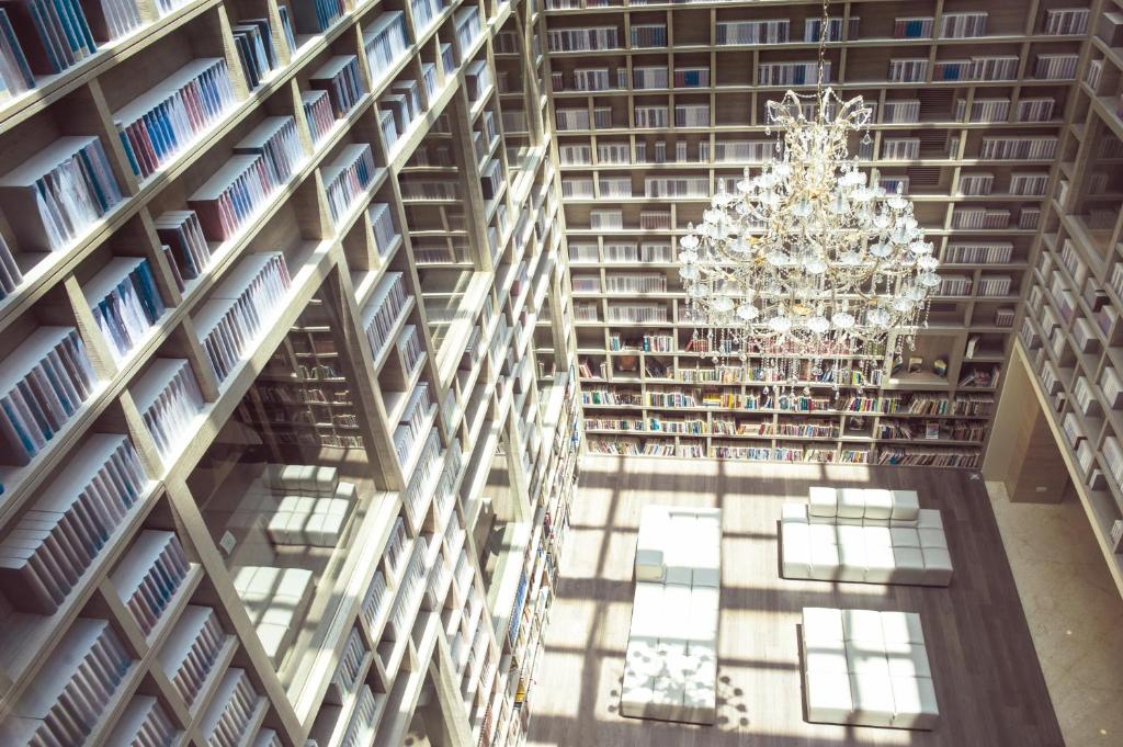 台北大地酒店的带有吊灯的图书馆的顶部景色