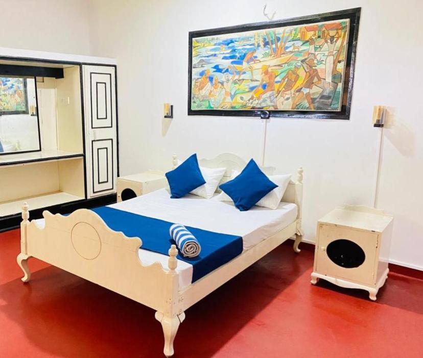 WatumullaHotel Mount Lanka的一间卧室配有一张壁画床