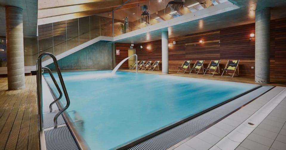 科沃布热格Royal 111的大楼内带椅子的大型游泳池