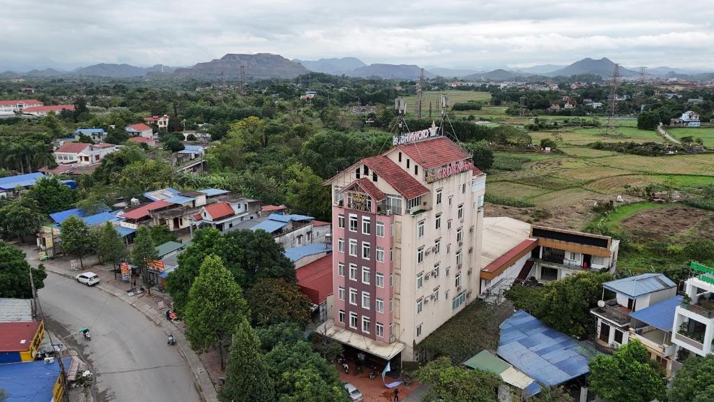 太原省Khách sạn Crown - Gần đại học Nông Lâm TN的城市建筑物的顶部景观