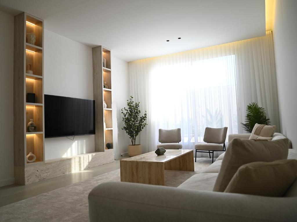 吉达2 Bedroom Apartment in Jeddah的带沙发和电视的客厅