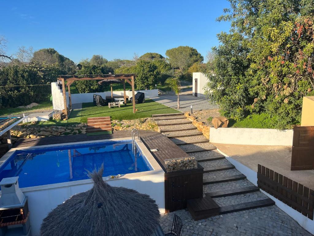 奥良Quinta da Layla的一个带游泳池和房子的后院