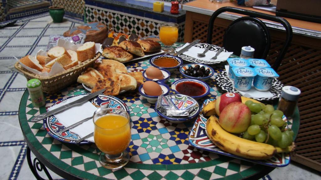 非斯Riad Fez Qamar的一张桌子上放着一盘食物和水果