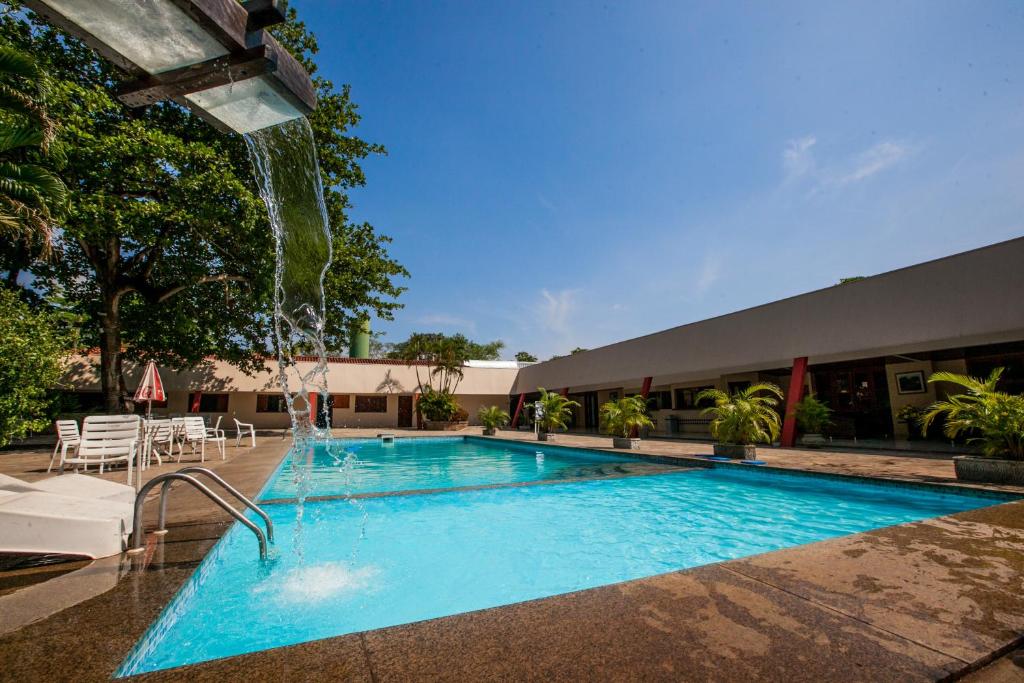 库亚巴法曾达马托格罗索酒店的一座带瀑布的游泳池