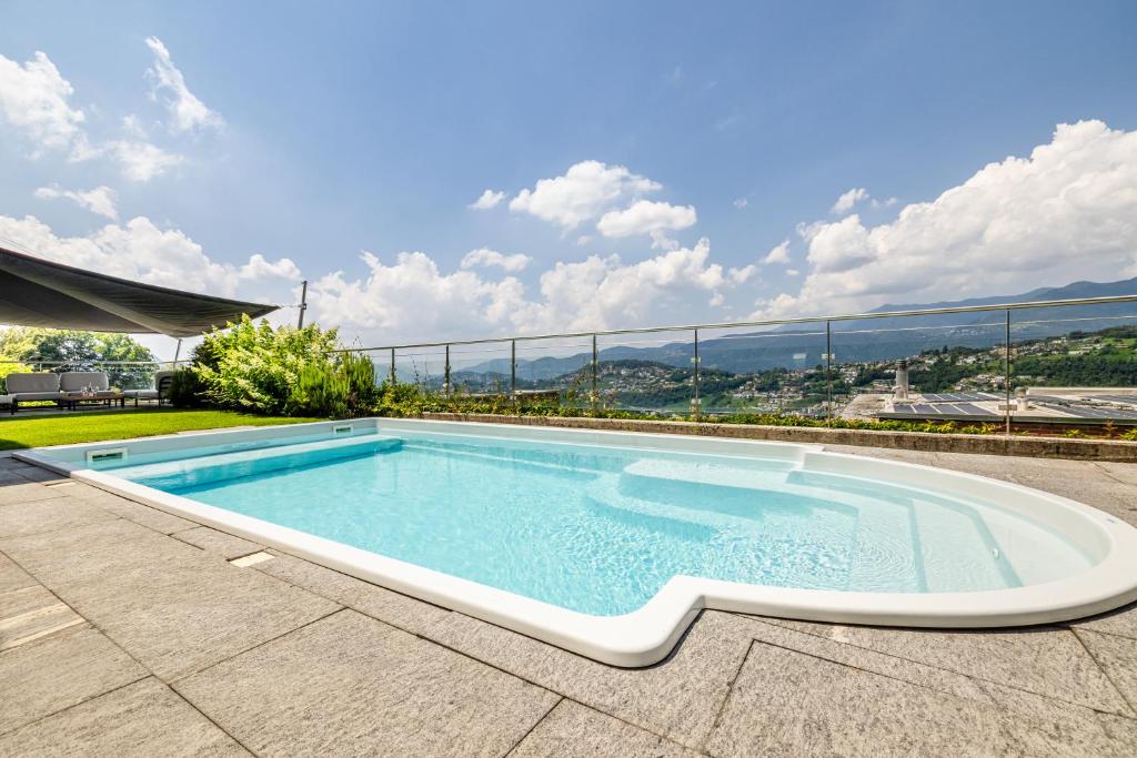 卢加诺Villa Girandola with private, heated pool的屋顶上的游泳池