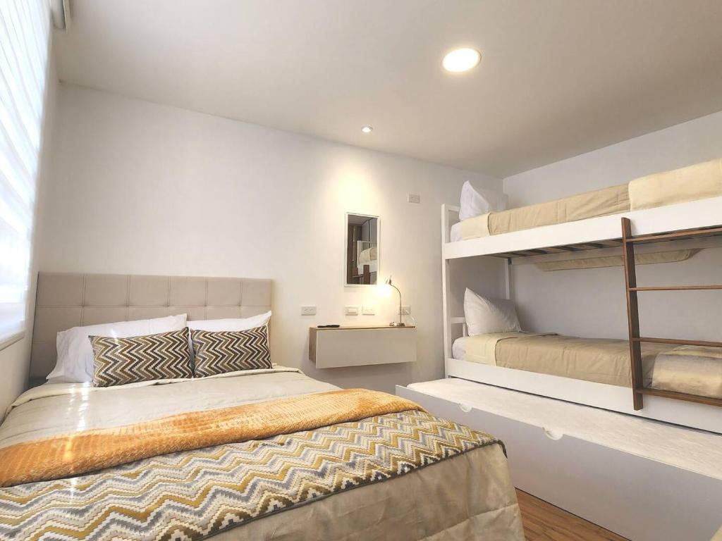 昆卡Casa Isabel的一间卧室配有一张床和双层床