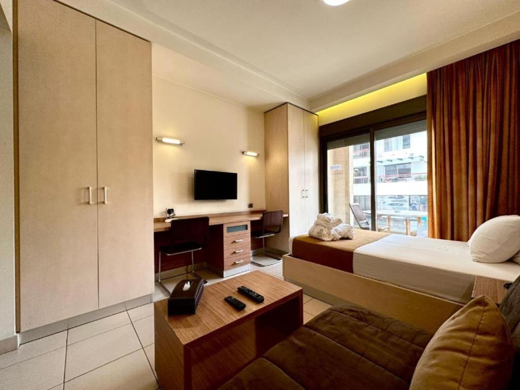 朱尼耶Karl s Single Room with Gym and Bar的一间酒店客房,配有一张床和一台电视