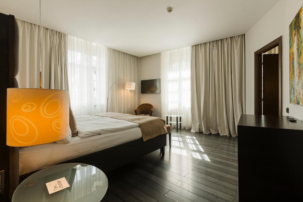 蒂米什瓦拉蒂米什瓦拉酒店的酒店客房设有一张床铺和一张玻璃桌