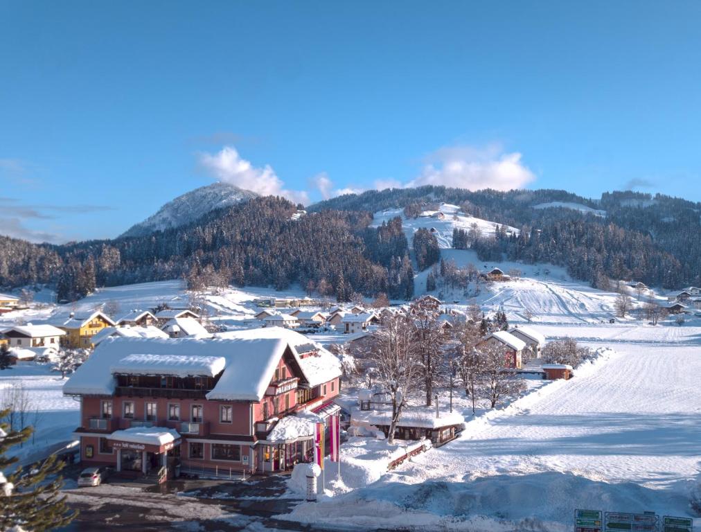 克查赫Gailtaler Hof的一座被雪覆盖的小镇,以群山为背景