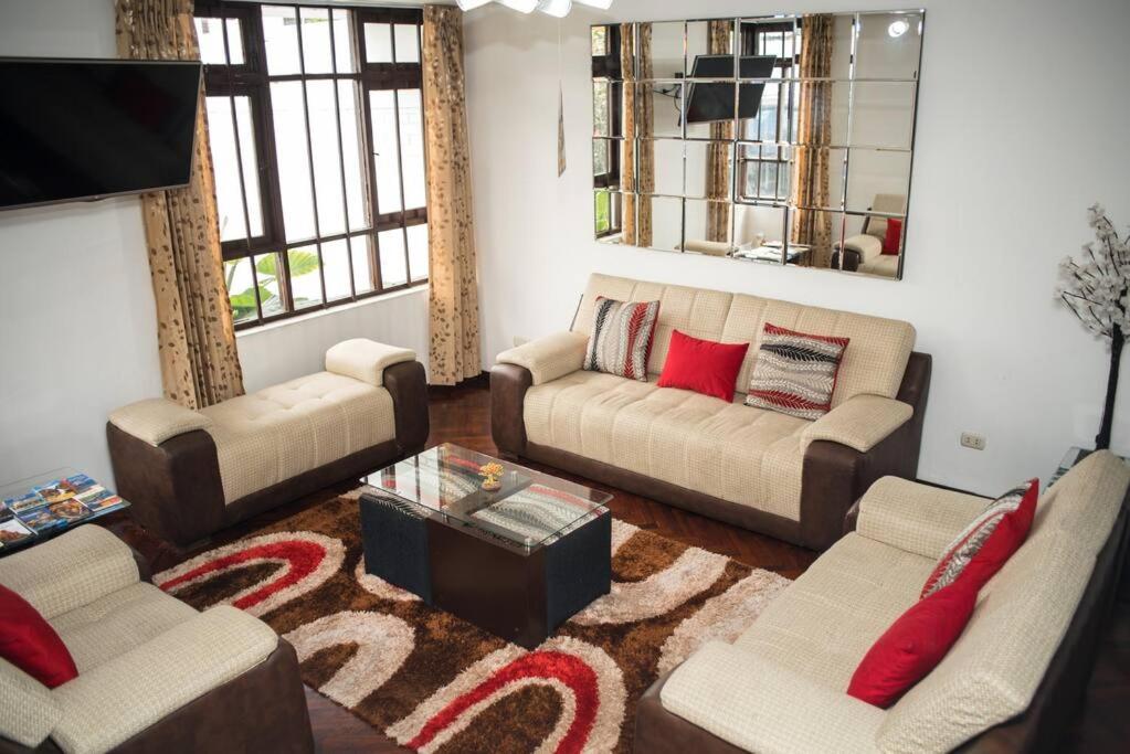 阿雷基帕Villa Arequipa的客厅配有两张沙发和一张桌子