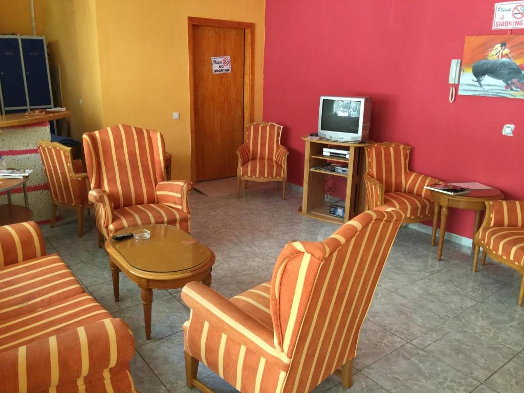 洛斯克里斯蒂亚诺斯特内里费旅舍的一间设有椅子和电视的等候室
