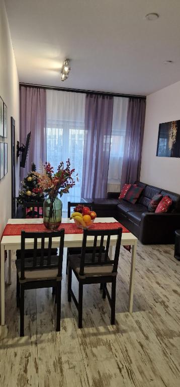 比得哥什Apartament Leopard的客厅配有桌椅和沙发