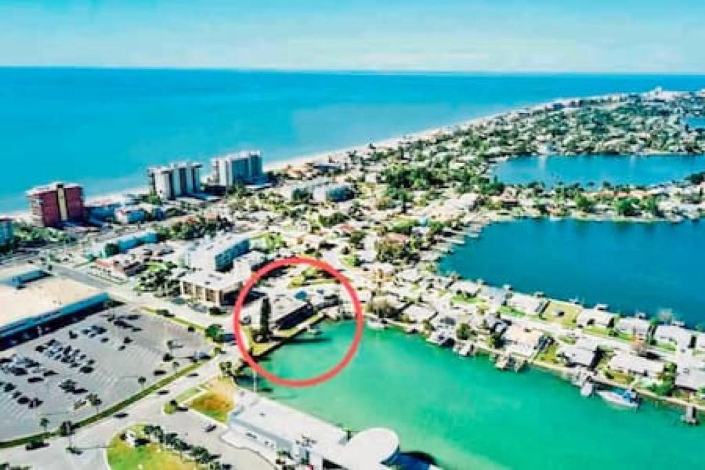 圣徒皮特海滩Madeira Beach 2 bedroom Waterfront Condo With Dock的红色圆环的码头空中景色