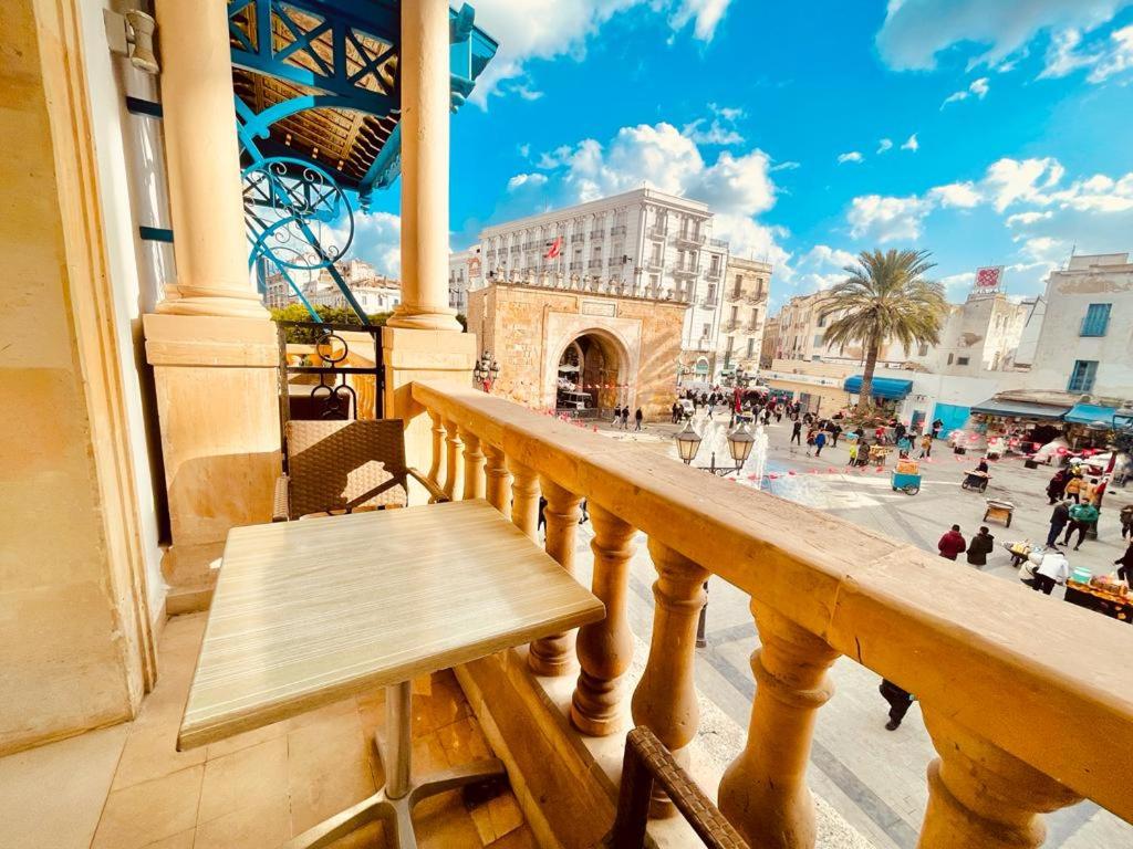 突尼斯Royal Victoria - Ex British Embassy的阳台设有长凳,享有城市美景。