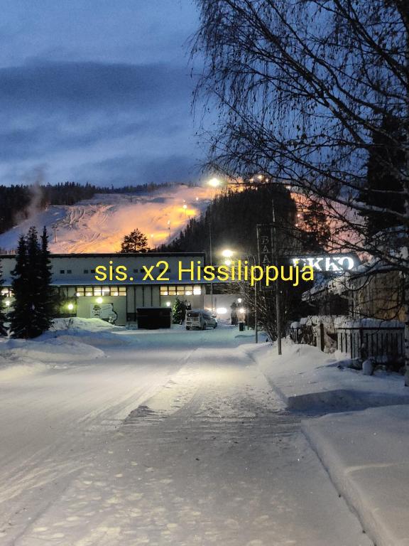 塔库沃里Nilsiä city, Tahko lähellä, 80 m2, include x 2 Ski Pass的一条雪 ⁇ 的街道,上面有读Sysx组的标志