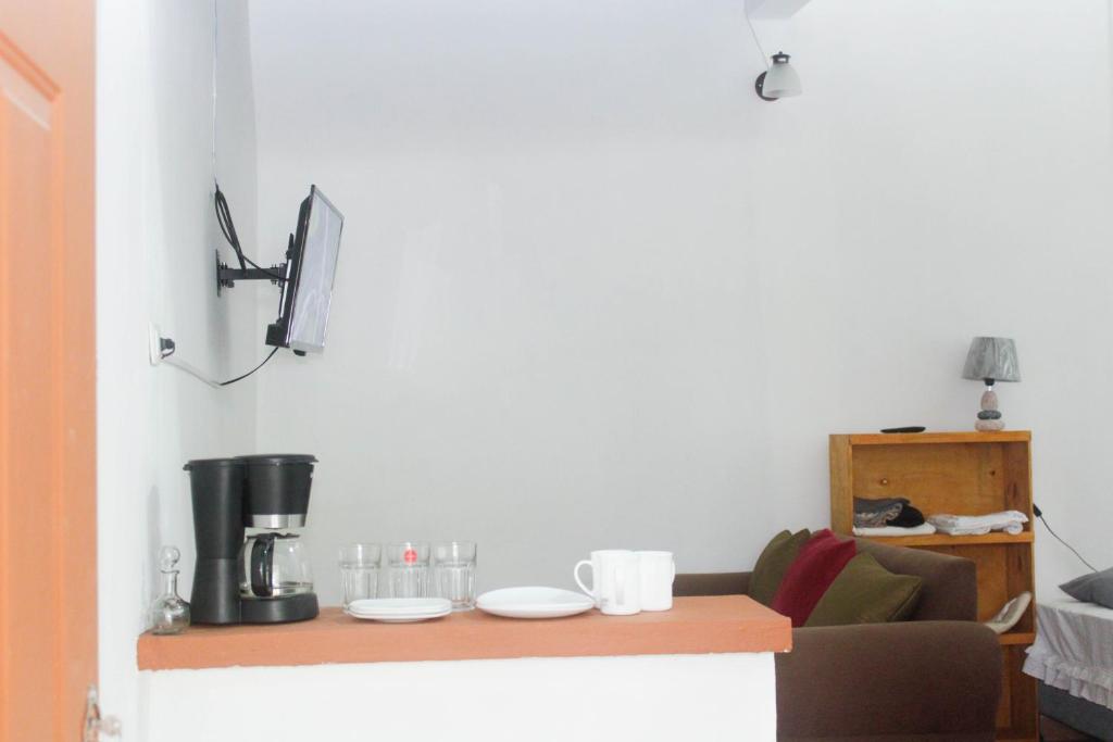 科马亚瓜Céntrico y Confortable的客厅配有桌子和咖啡壶