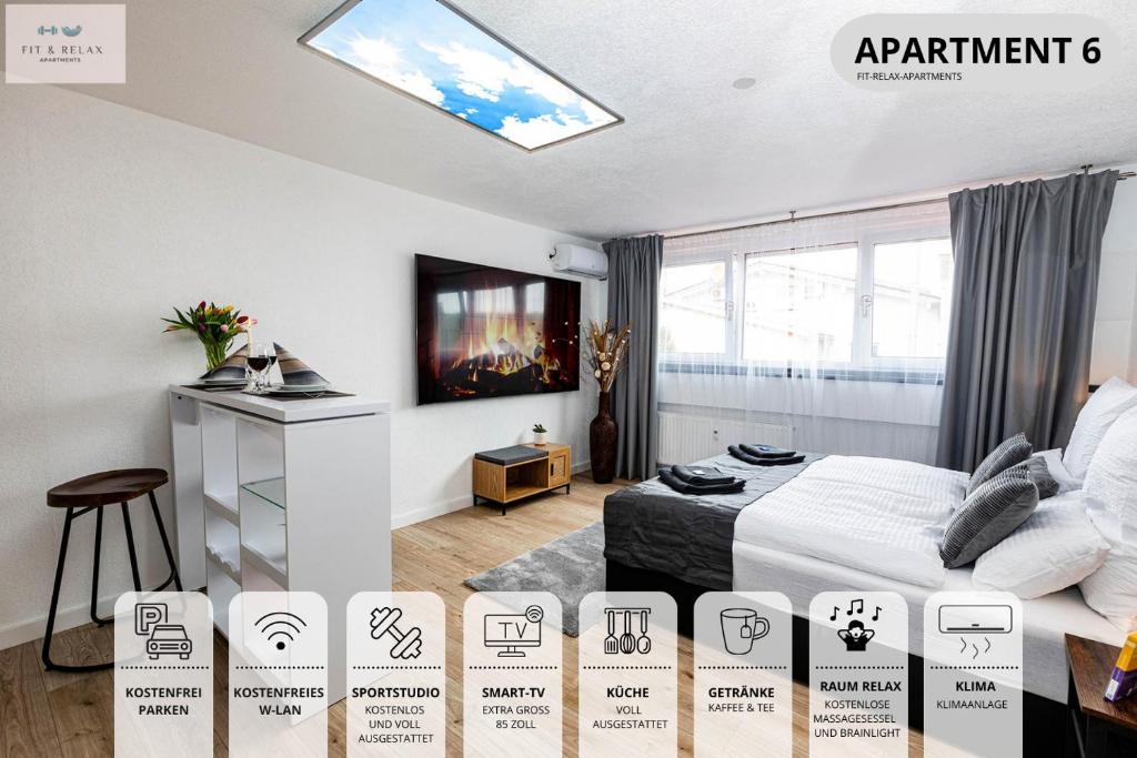 梅尔斯堡Fit-Relax Apartments Meersburg mit eigenem Sportstudio的卧室配有一张床,墙上配有电视。