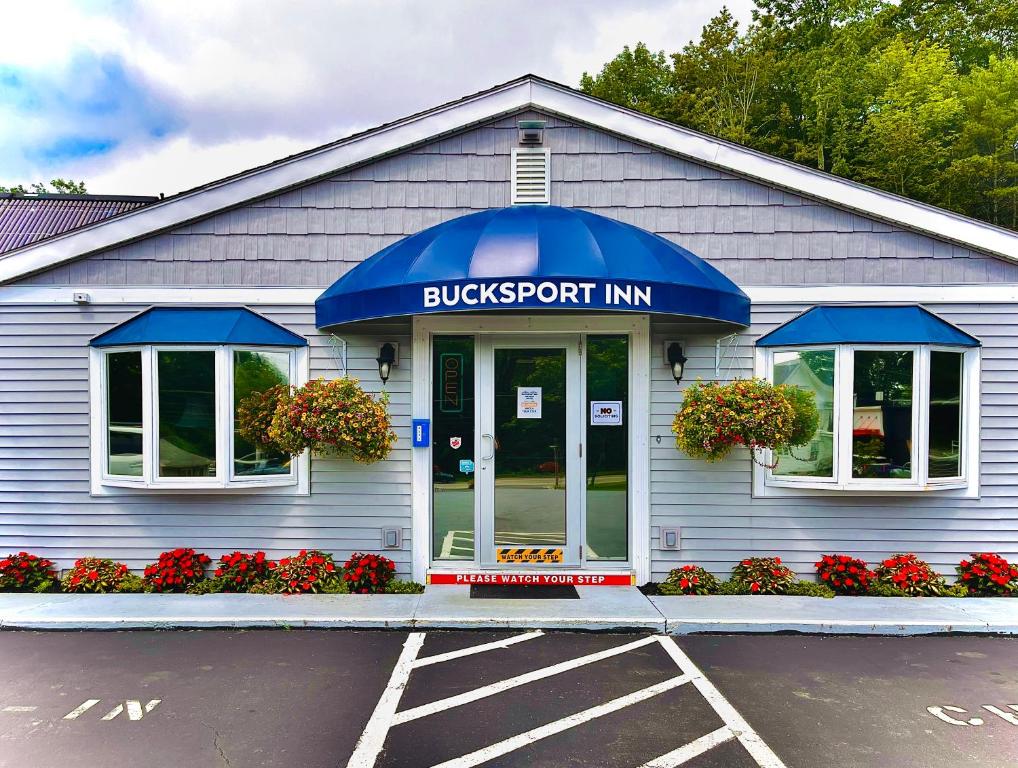 BucksportBucksport Inn的停车场内一个设有蓝色遮阳篷的巴士站