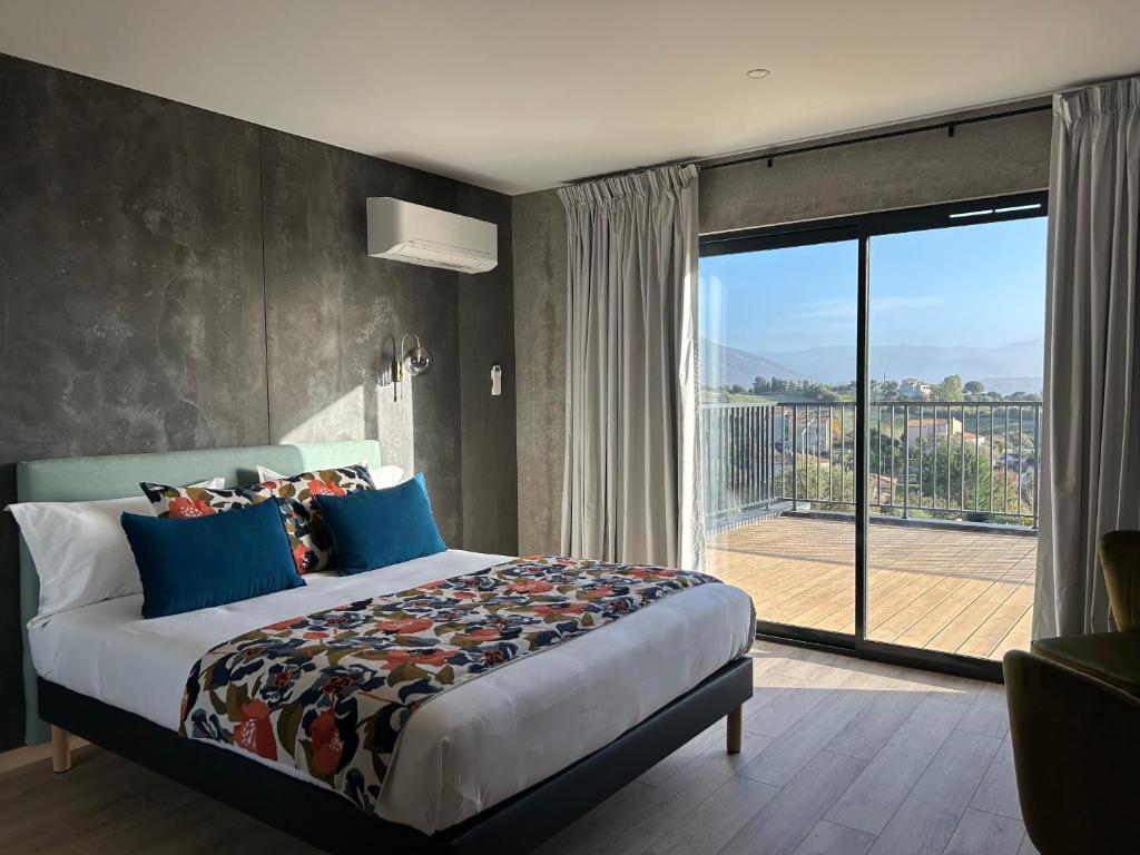 AfaHôtel Casa Matteu的一间卧室设有一张大床和一个大窗户