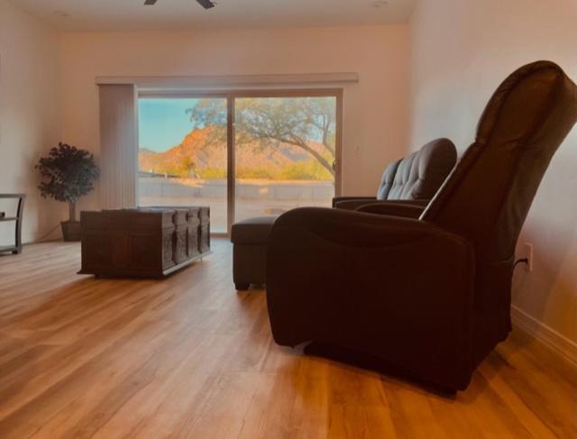 土桑Vista Montaña的客厅配有沙发和椅子