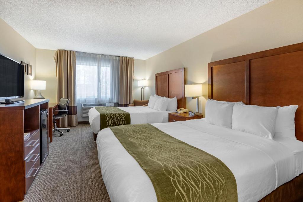 麦岭Comfort Inn Denver West Arvada Station的酒店客房设有两张床和一台平面电视。