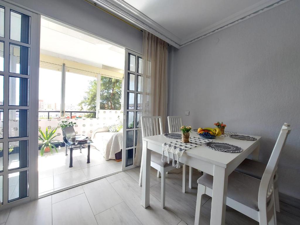 韦尔瓦Habitación Privada a 15 min de la Playa/Piso的白色的用餐室配有白色的桌椅