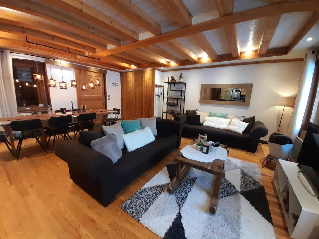 欧苏瓦Chalet Aussois, 6 pièces, 14 personnes - FR-1-508-28的客厅配有黑色沙发和桌子