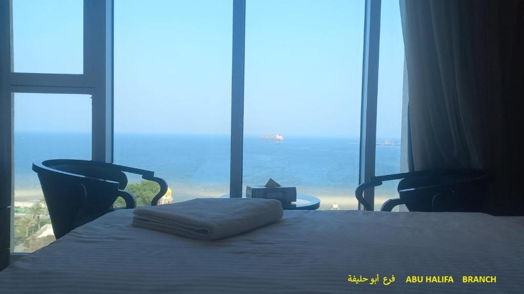 科威特Blue Waves Abu Halifa أمواج الخليج الزرقاء的一间卧室设有一张床,享有海景
