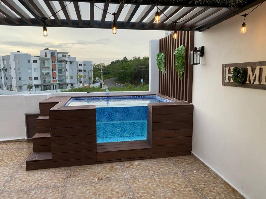 JacaguaPrecioso Apartamento con terraza y Jacuzzi privado的一座建筑物中央的游泳池