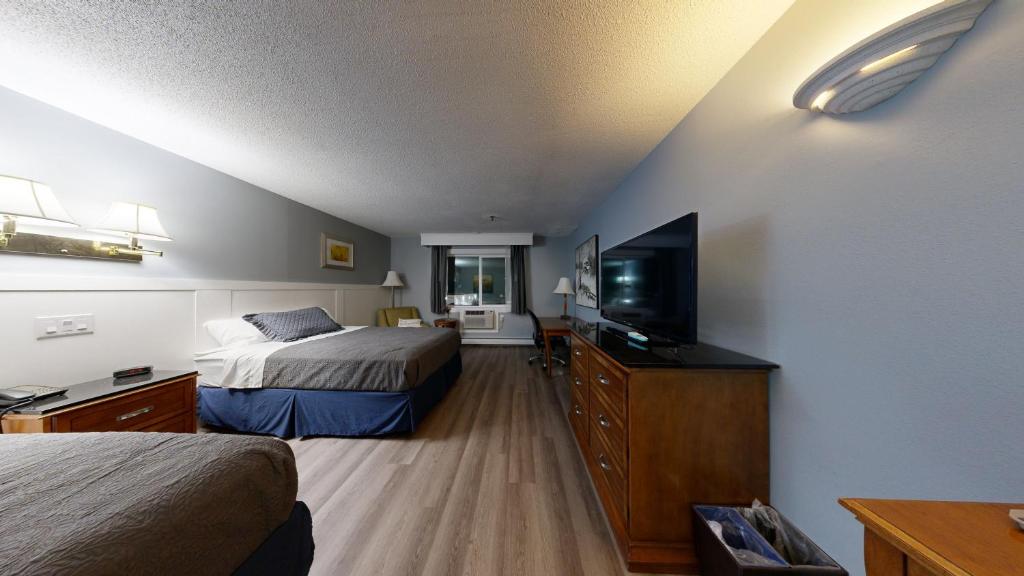 普雷斯克岛Presque Isle Hotel的酒店客房设有两张床和一台平面电视。