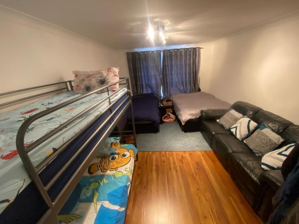 都柏林Mixed dormitory shared with other guests的一间卧室配有双层床和沙发