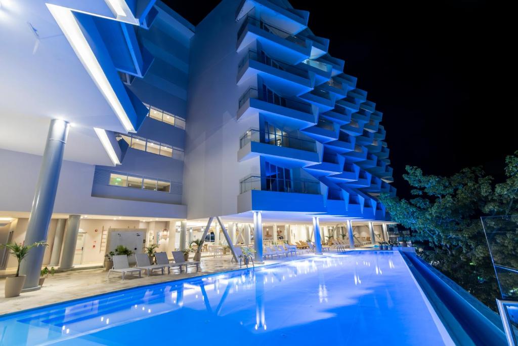 圣安德烈斯Grand Sirenis San Andres的夜间设有游泳池的酒店