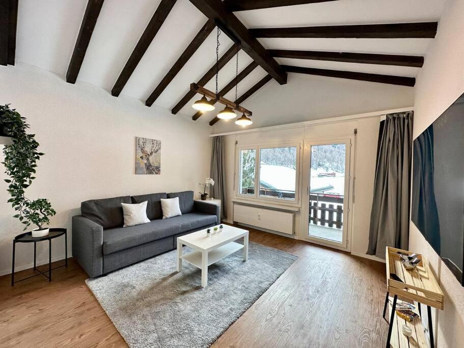 塔什Panorama apartment for 4 near Zermatt的客厅配有沙发和桌子