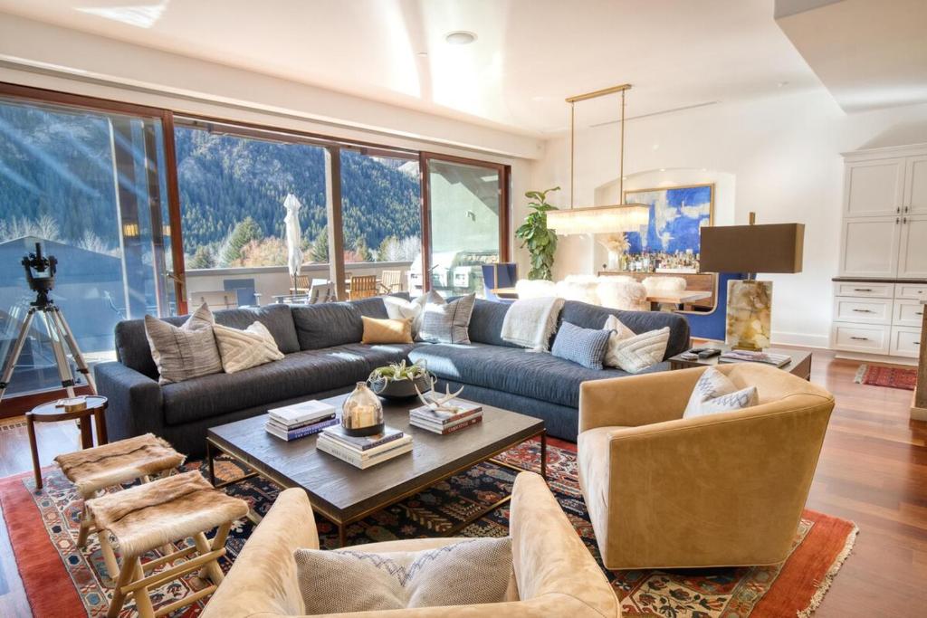 凯彻姆Luxe Ketchum Penthouse with Rooftop Hot Tub的客厅配有沙发和桌子
