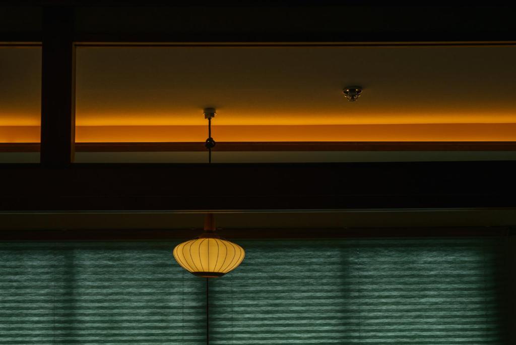丰冈市willow.的一间设有灯和享有日落美景的窗户的房间