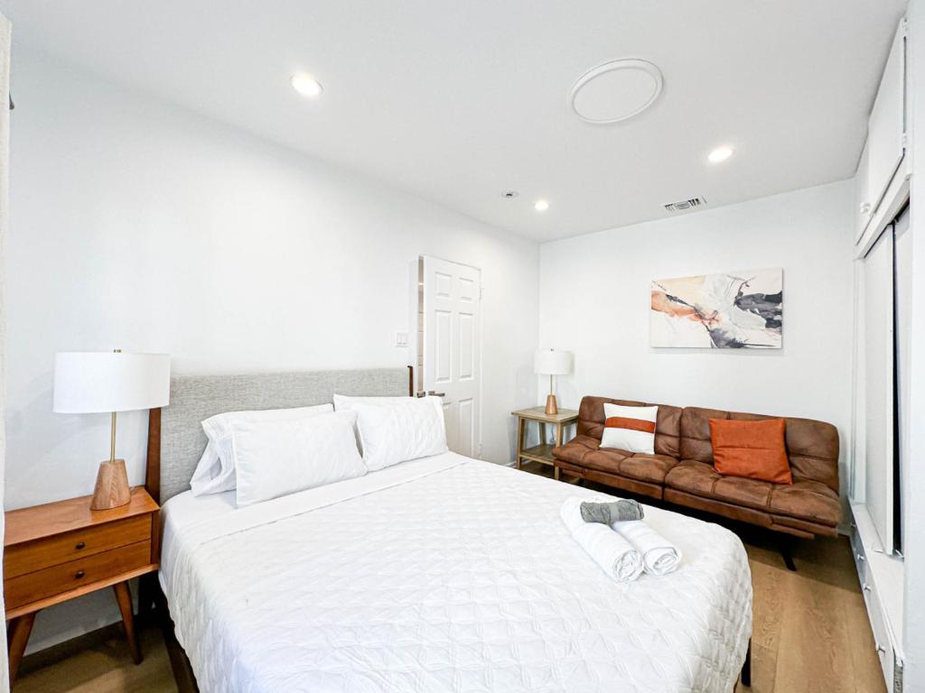 洛杉矶Modern 2-Bedroom Gem Close to Beverly Hills - DOH2的白色卧室配有床和沙发