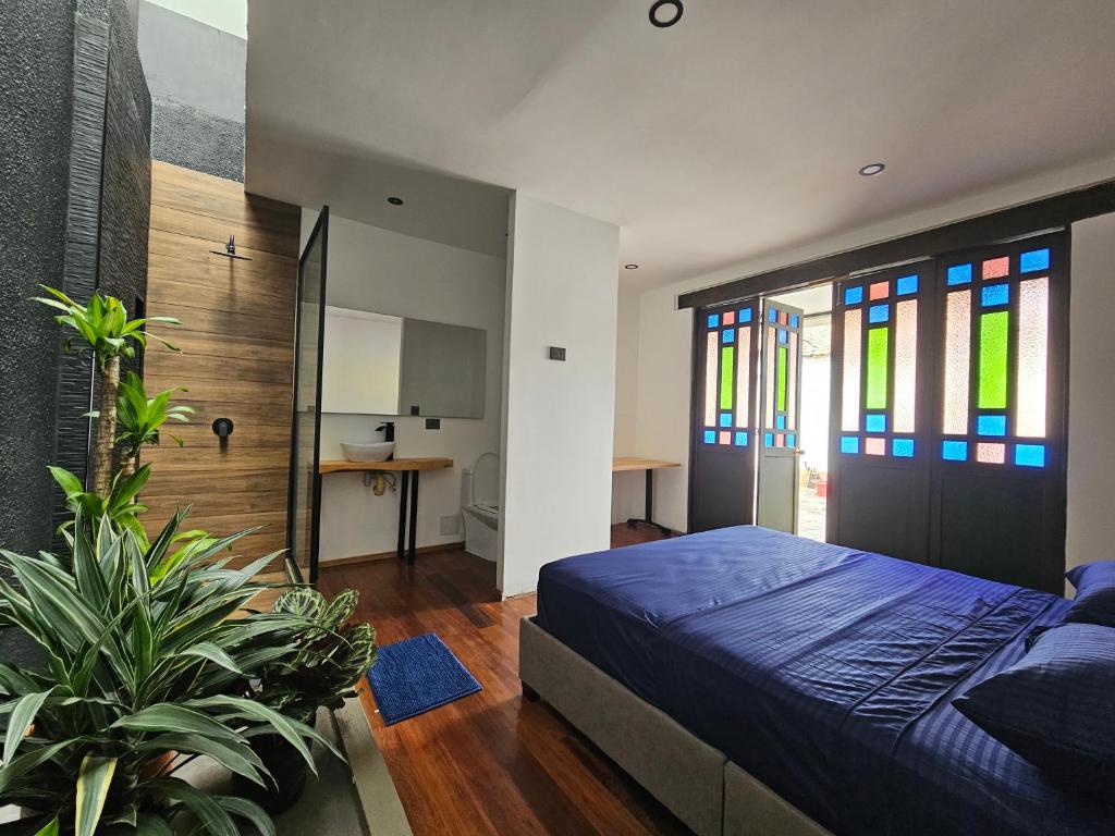 卡利Casa Alba的一间卧室设有床铺和彩色玻璃窗