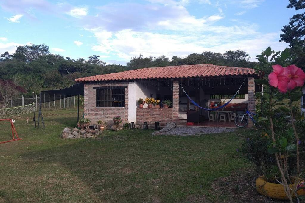 库里蒂Cabaña el Gaque的红屋顶的小砖屋