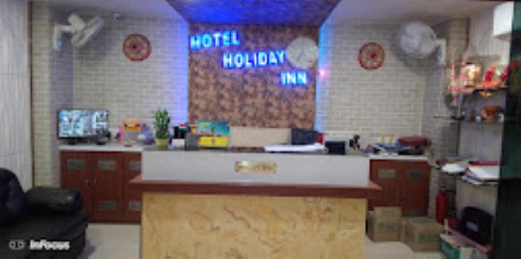 锡尔杰尔Hotel Holiday inn , Kanakpur的餐厅内带柜台的厨房