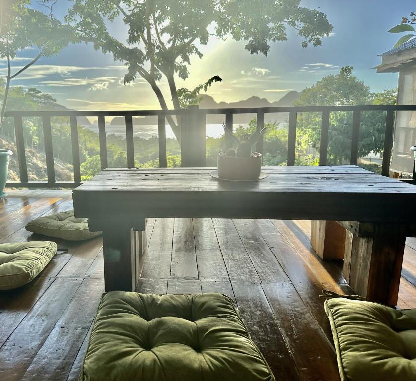 爱妮岛TukoKubo的树景甲板上的桌子