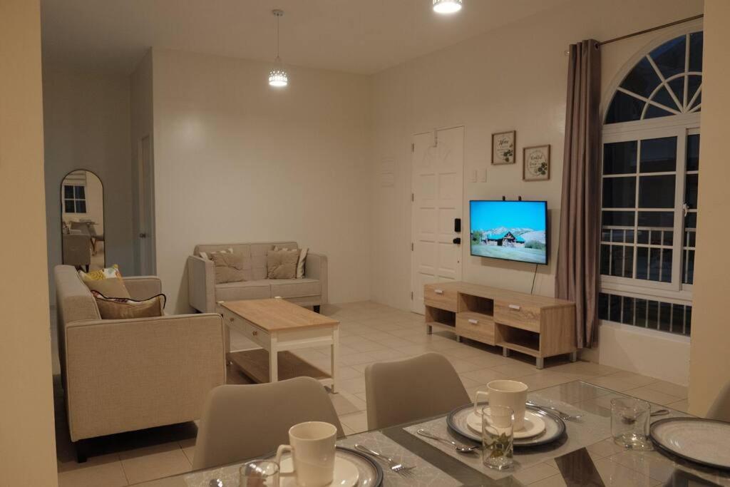 道伊斯Villa Izabella in Panglao Island的客厅配有桌子和电视。