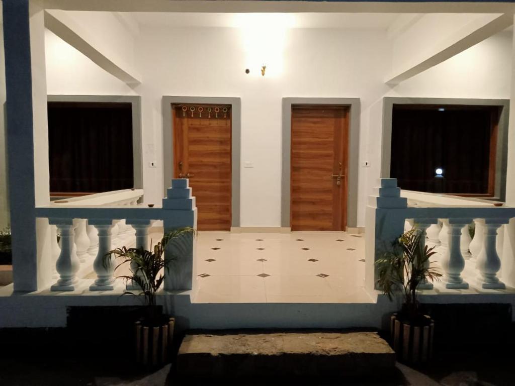 Kota BāghPatli Fort Hills Estate的一间有两扇门和两盆植物的房间
